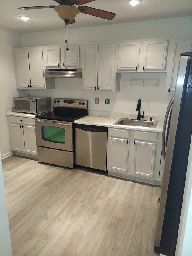 Building Photo - 4073 Silver Park Ter