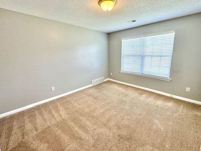 Building Photo - Spacious 3 Bedroom 2.5 With Loft Area Home...