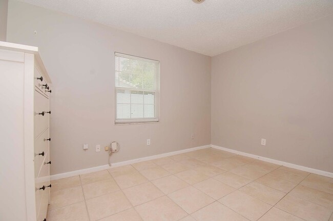 Building Photo - 2/1 Close to Downtown Tampa and University...