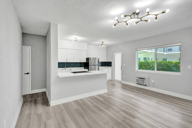 Building Photo - 9270 E Bay Harbor Dr