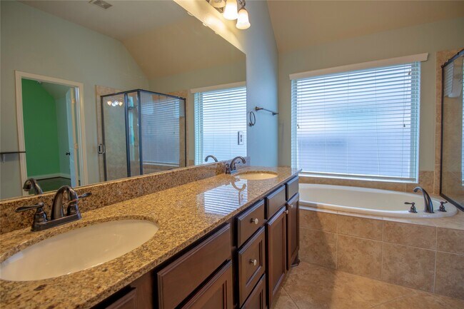 Building Photo - 2019 Sunset Springs Dr