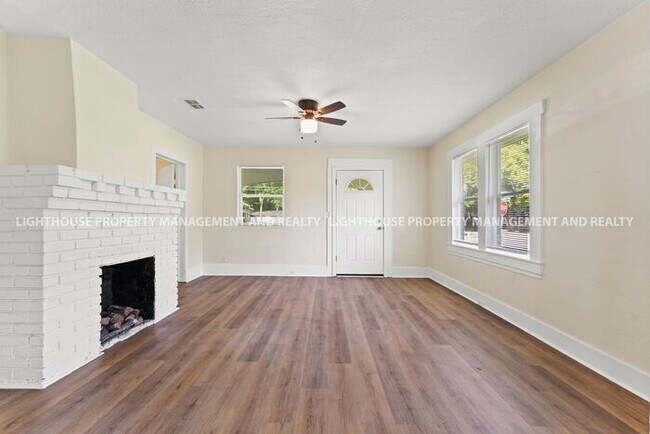 Building Photo - Charming 3x2 Bungalow