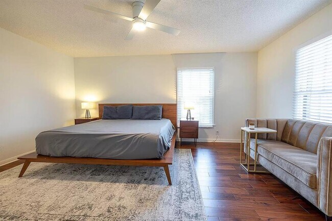 Building Photo - 6106 Cherrylawn Cir
