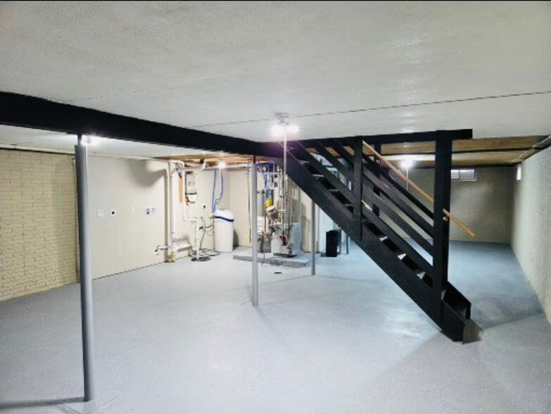 Building Photo - 115 Iowa St