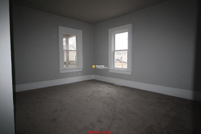 Building Photo - Large 3 - Bedroom Duplex in Oshkosh