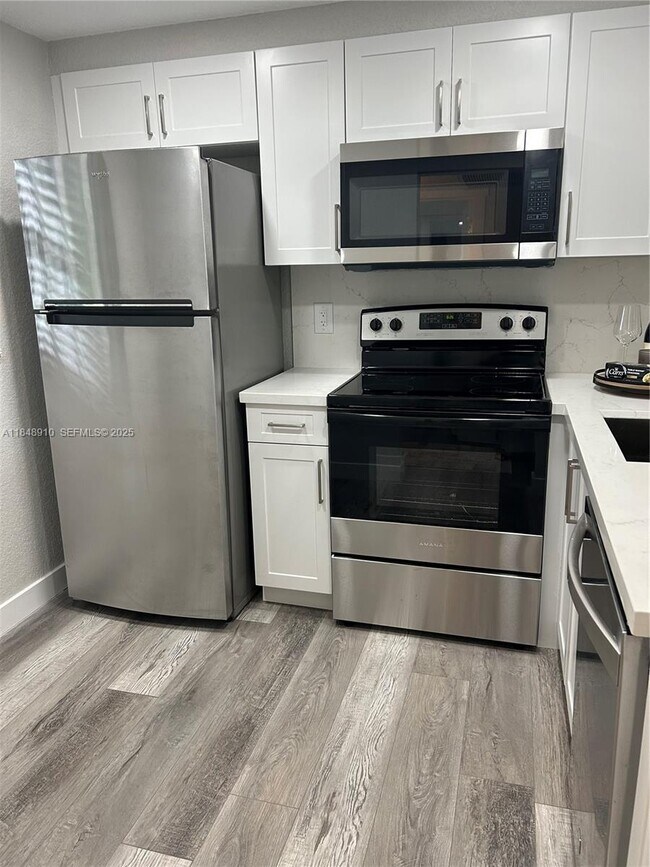 Building Photo - 9450 Poinciana Pl