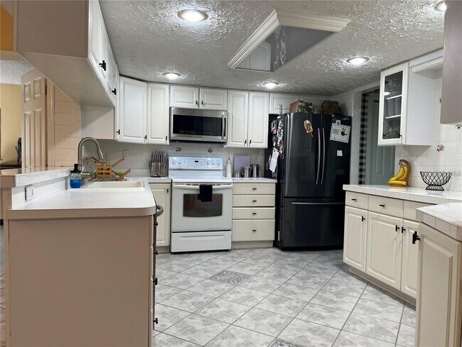 Building Photo - 8748 Forest Lake Dr