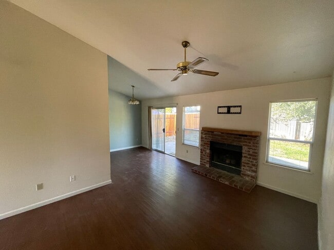 Building Photo - 604 Hovey Way