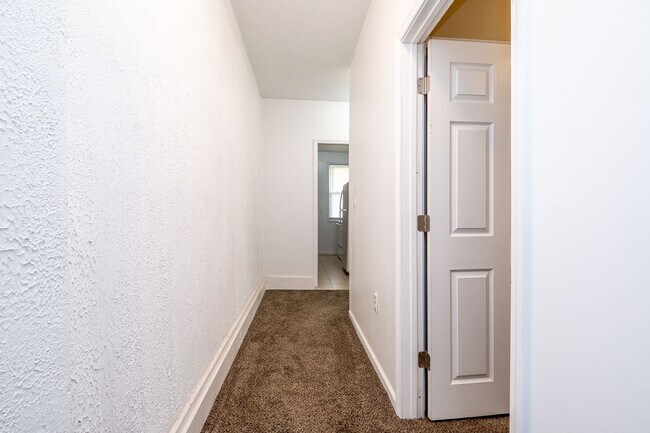 Building Photo - 627 Hague St