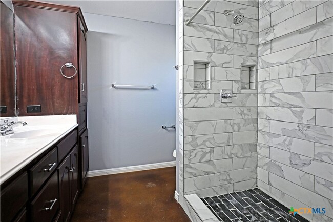 Building Photo - 2207 Hazelwood Dr