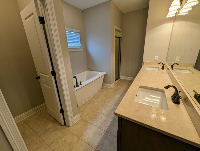 Building Photo - 154 Glen Alden Cir