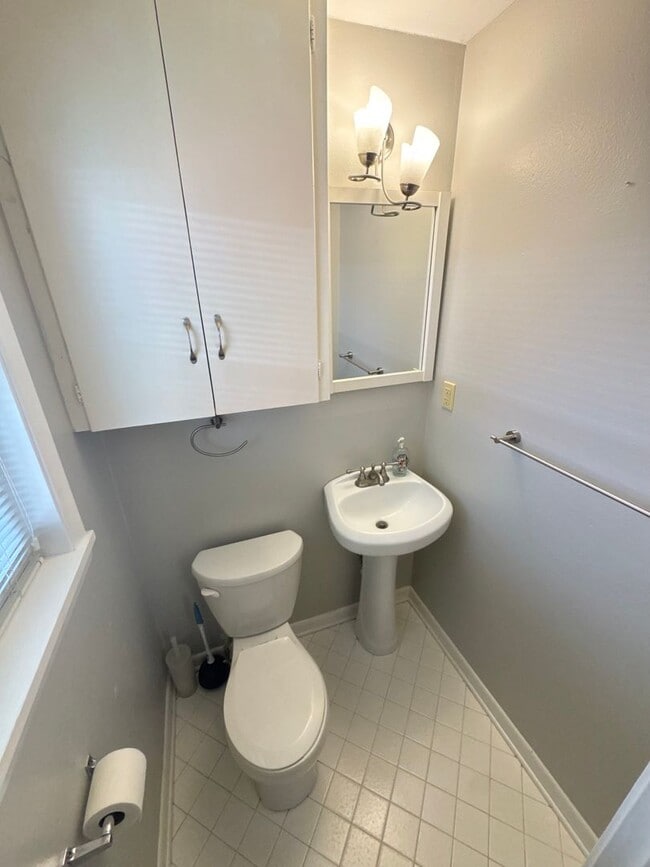 Building Photo - Broadmoor!