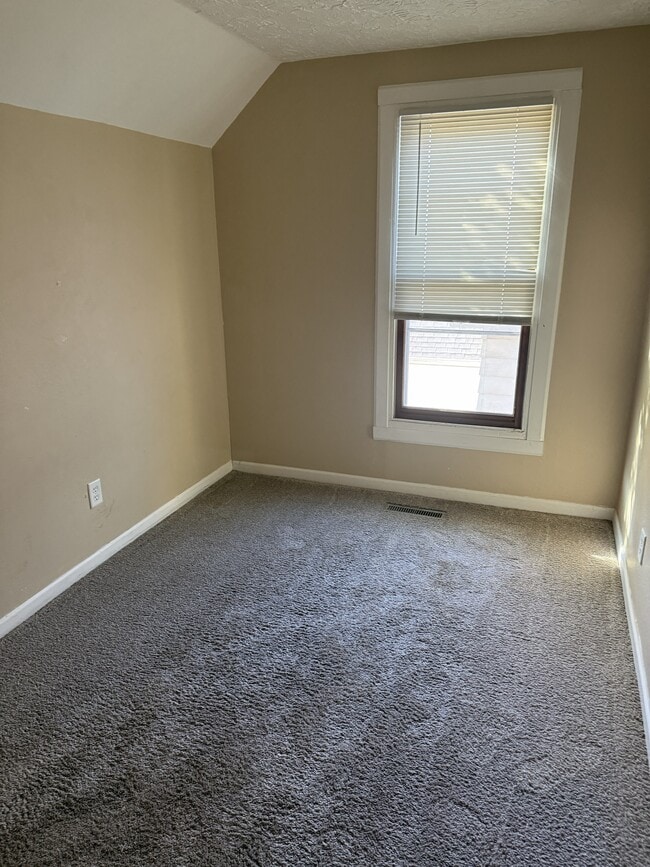 Building Photo - 203 S Covell Ave