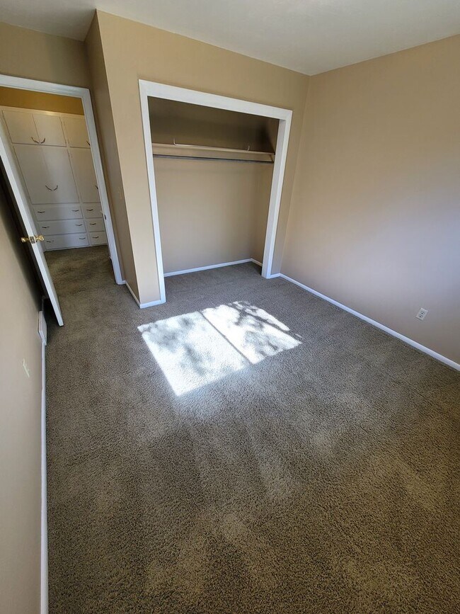 Building Photo - Great 5br/2ba House in NE Colorado Springs. Near UCCS