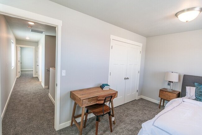 Building Photo - Beautiful Bridgestone Crossing Townhome