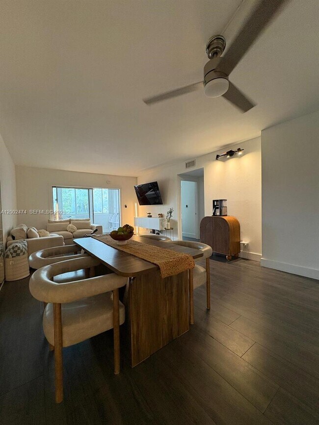 Building Photo - 4200 Hillcrest Dr