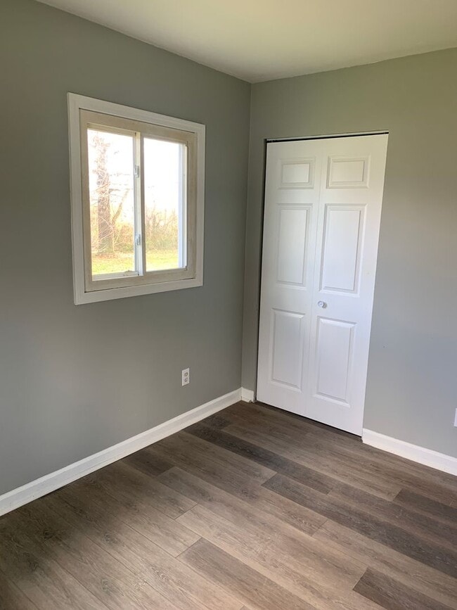 Building Photo - New Renovated 3 bed 1 bath Unit!