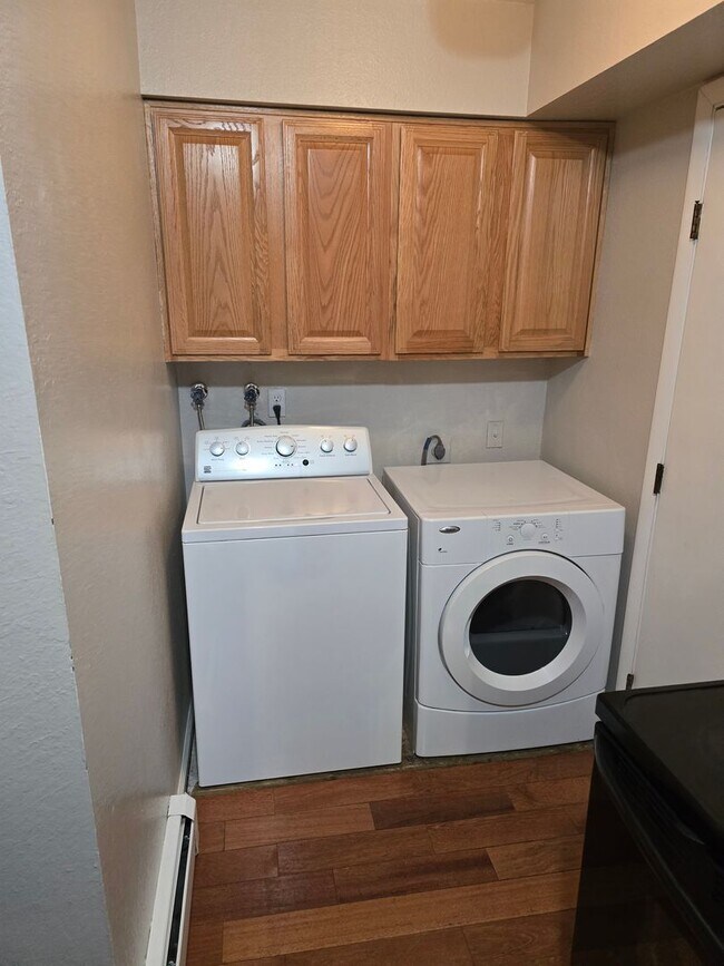 Building Photo - Cute end unit townhome 3-bedroom 2 baths in Thornton.