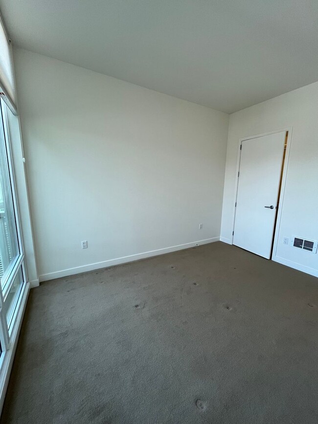 Building Photo - Beautiful top floor 1BD/1BA unit in the Hayes