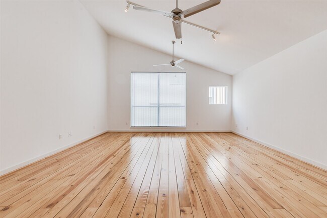 Building Photo - 1637 Tuam St