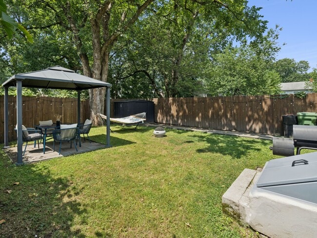 Building Photo - 718 Walnut St.