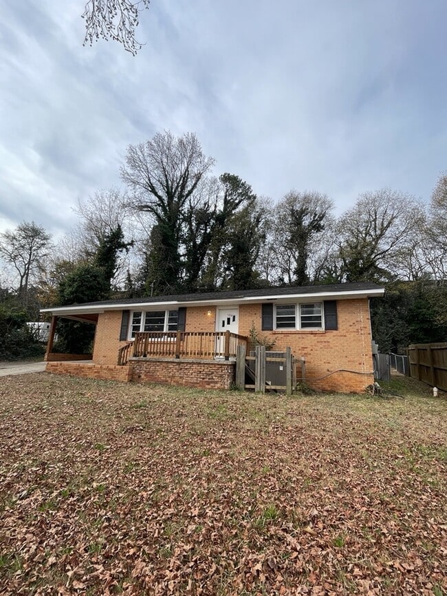 Building Photo - 3 bedroom 1.5 Bathroom