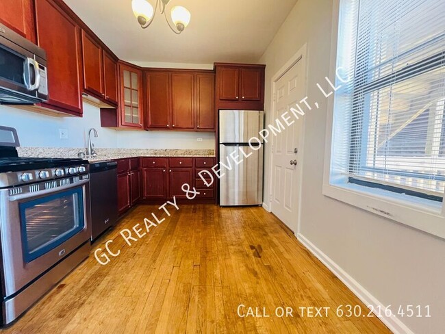 Building Photo - ***LOGAN SQUARE / 2 BDRM / SS APPL INCL / ...