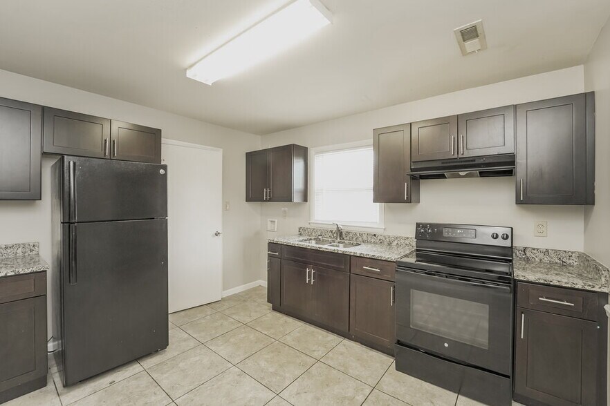 Building Photo - 3809 Bardot Dr