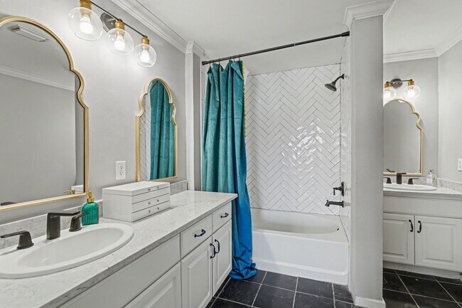 Building Photo - 215 W Norma St