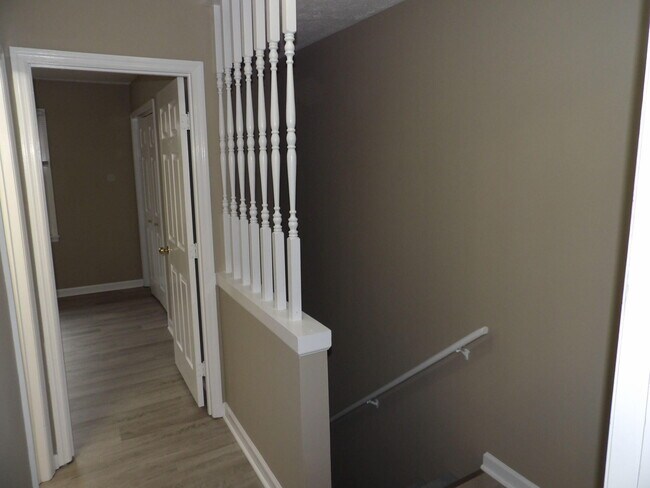 Building Photo - 244 Meadowview Dr