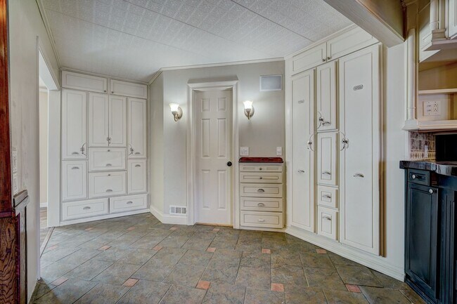 Building Photo - 4 bed 3 bath home!