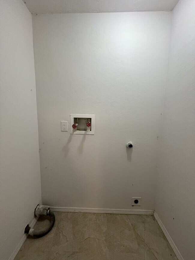 Building Photo - Room to Spread Out! South Valley 3bd on a ...