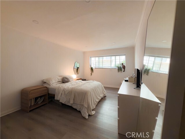 Building Photo - 532 N Rossmore Ave