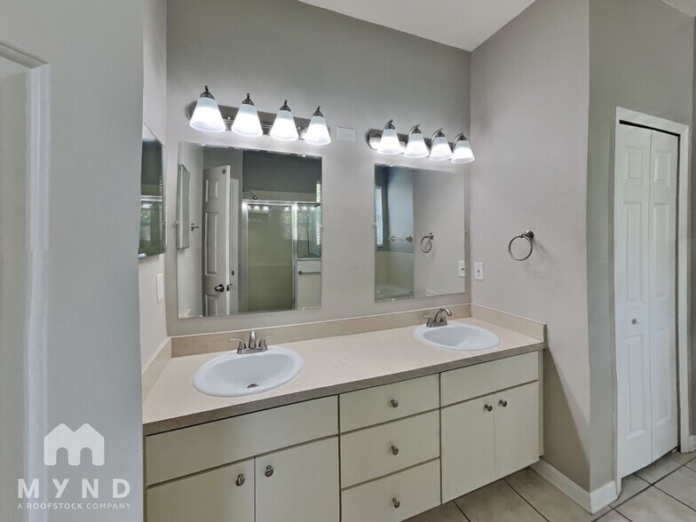 Building Photo - 10841 Newbridge Dr