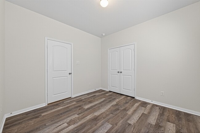 Building Photo - 15059 Meadow Glen N