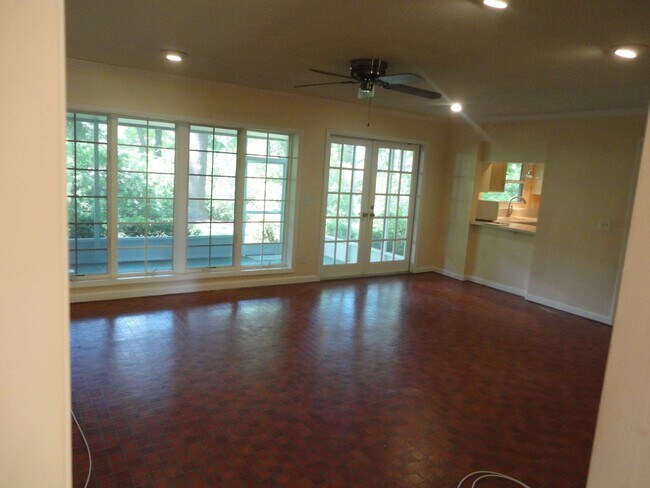 Building Photo - Beautiful 4/2.5 home in quiet neighborhood