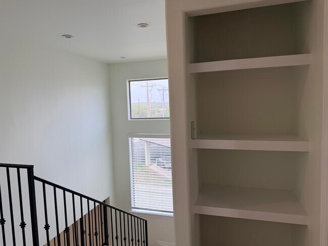 Building Photo - 7221 Lake Victoria Rd