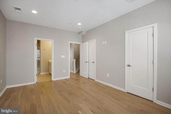 Building Photo - 621 Parkside Pl NE