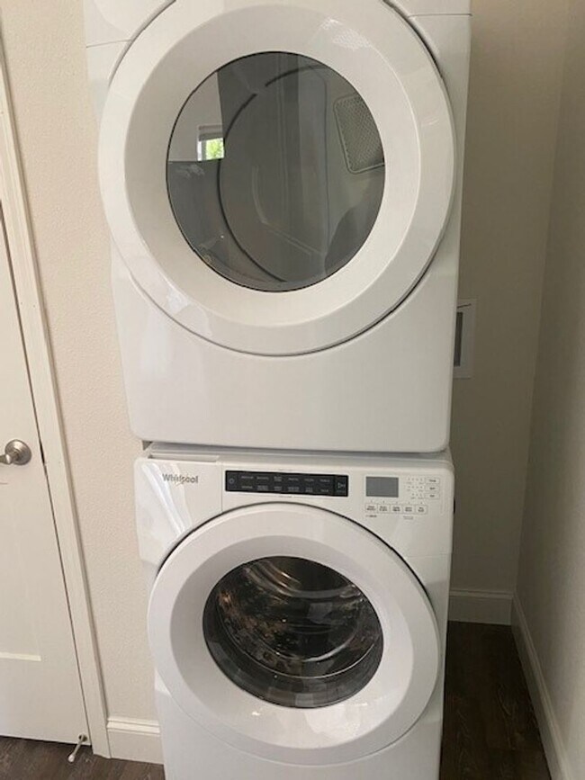 Building Photo - Charming Cottage Style Home!