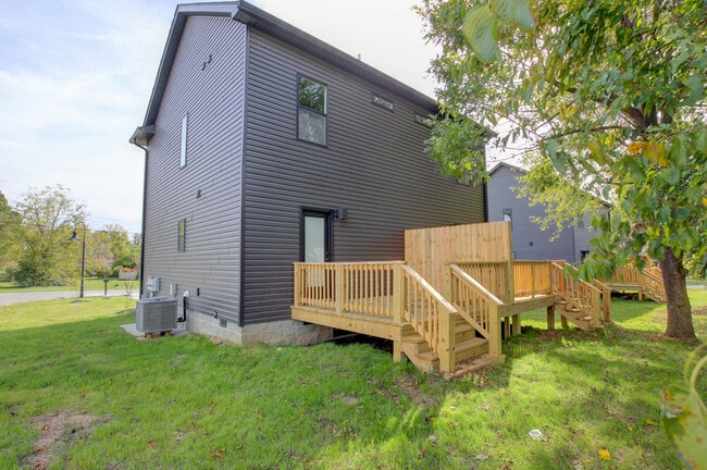 Building Photo - 238 3rd St