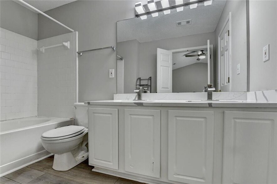 Building Photo - 4061 Howell Park Rd