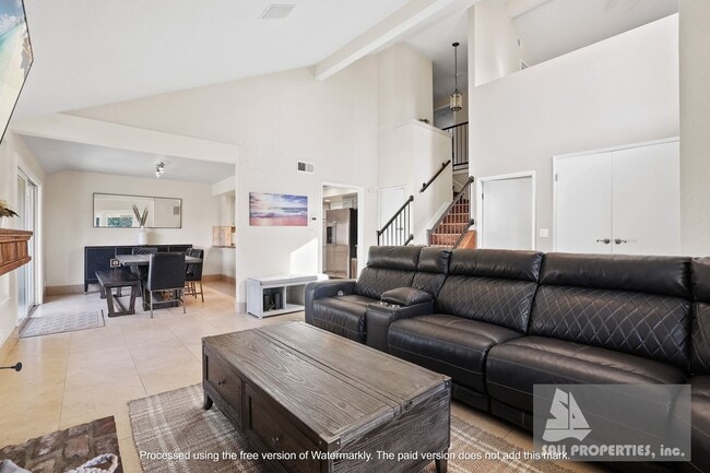 Building Photo - Beach Townhome Vacation Rental with two car garage!