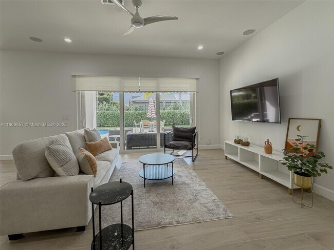 Building Photo - 2556 Jardin Manor