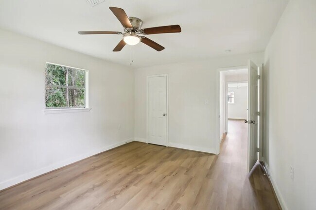 Building Photo - 906 S Rd