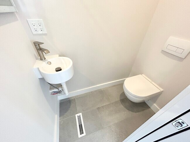 Building Photo - 2 W 3rd St Pl