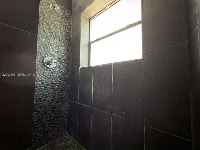 Building Photo - 1325 NW 11th Ct