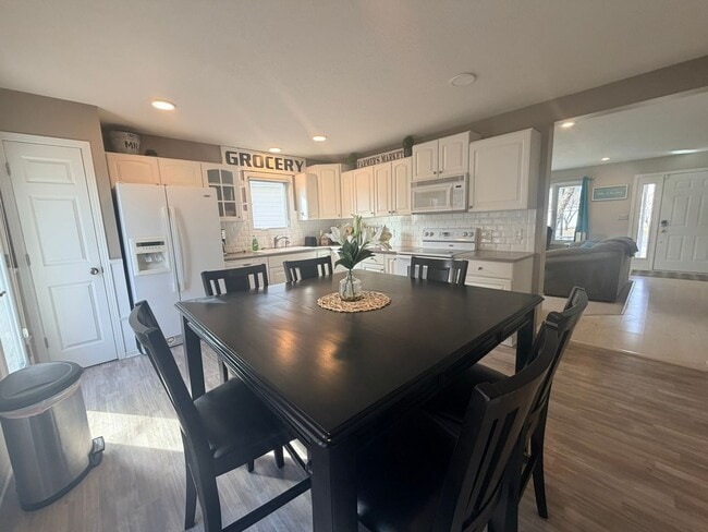 Building Photo - Furnished house for rent