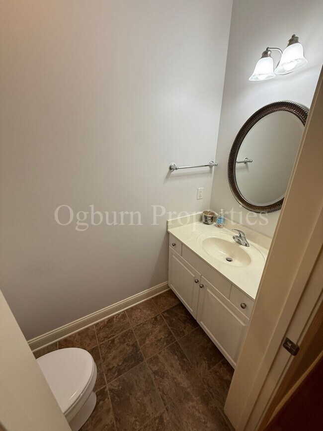 Building Photo - 4BR/2BA/2-0.5BA Custom Home in Greenbrier Farm!