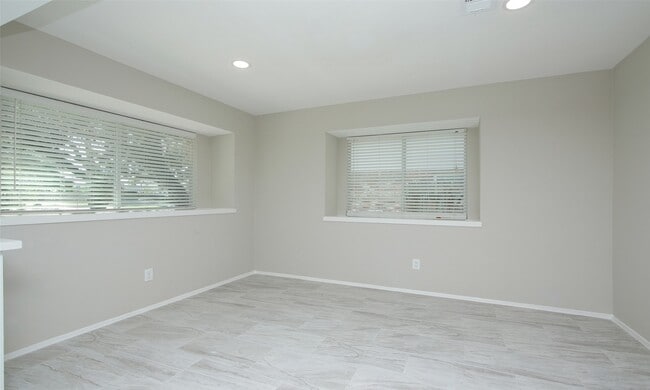 Building Photo - 833 Lakeview Dr