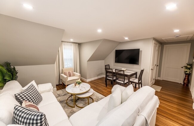 Building Photo - 32 Farmington St